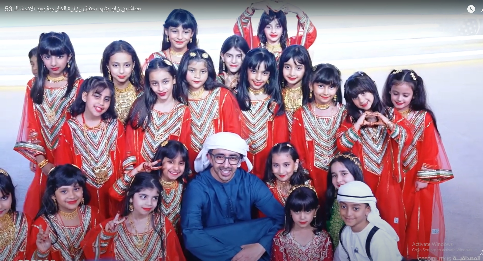 «شيخ التواضع».. احتفاء كبير بعفوية عبدالله بن زايد مع الأطفال