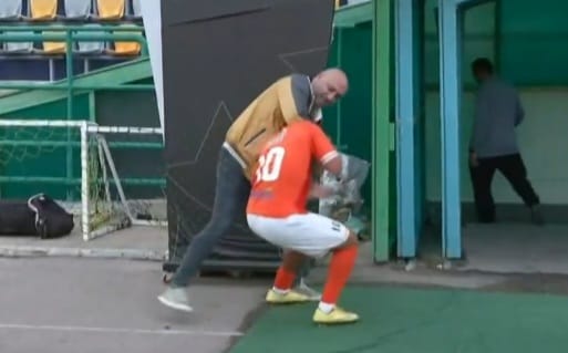 لاعب كرة قدم مصري يعتدي على مدربه اعتراضاً على التبديل