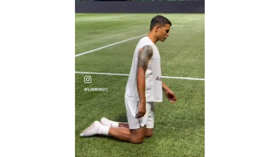 لماذا قطع تياغو سيلفا الملعب زحفاً على ركبتيه؟