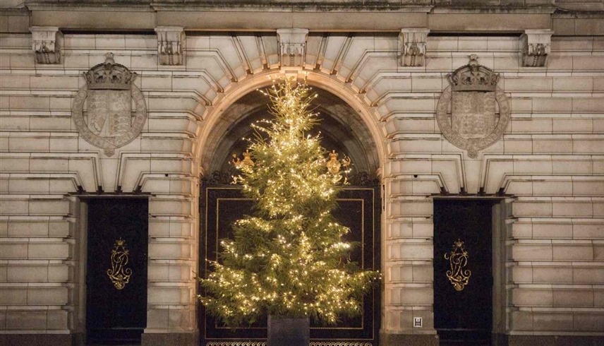 حفلة موظفي قصر باكنغهام تنتهي بتدخل الشرطة