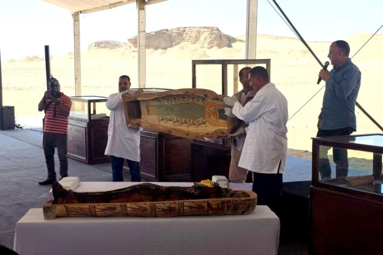 الأم مارغ ذات الشعر الأزرق.. ابنه كاهن فرعوني 