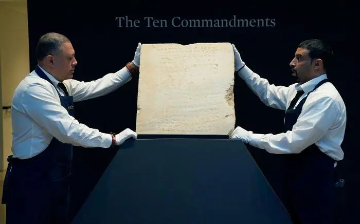 5 ملايين دولار لأقدم ألواح «الوصايا العشر»