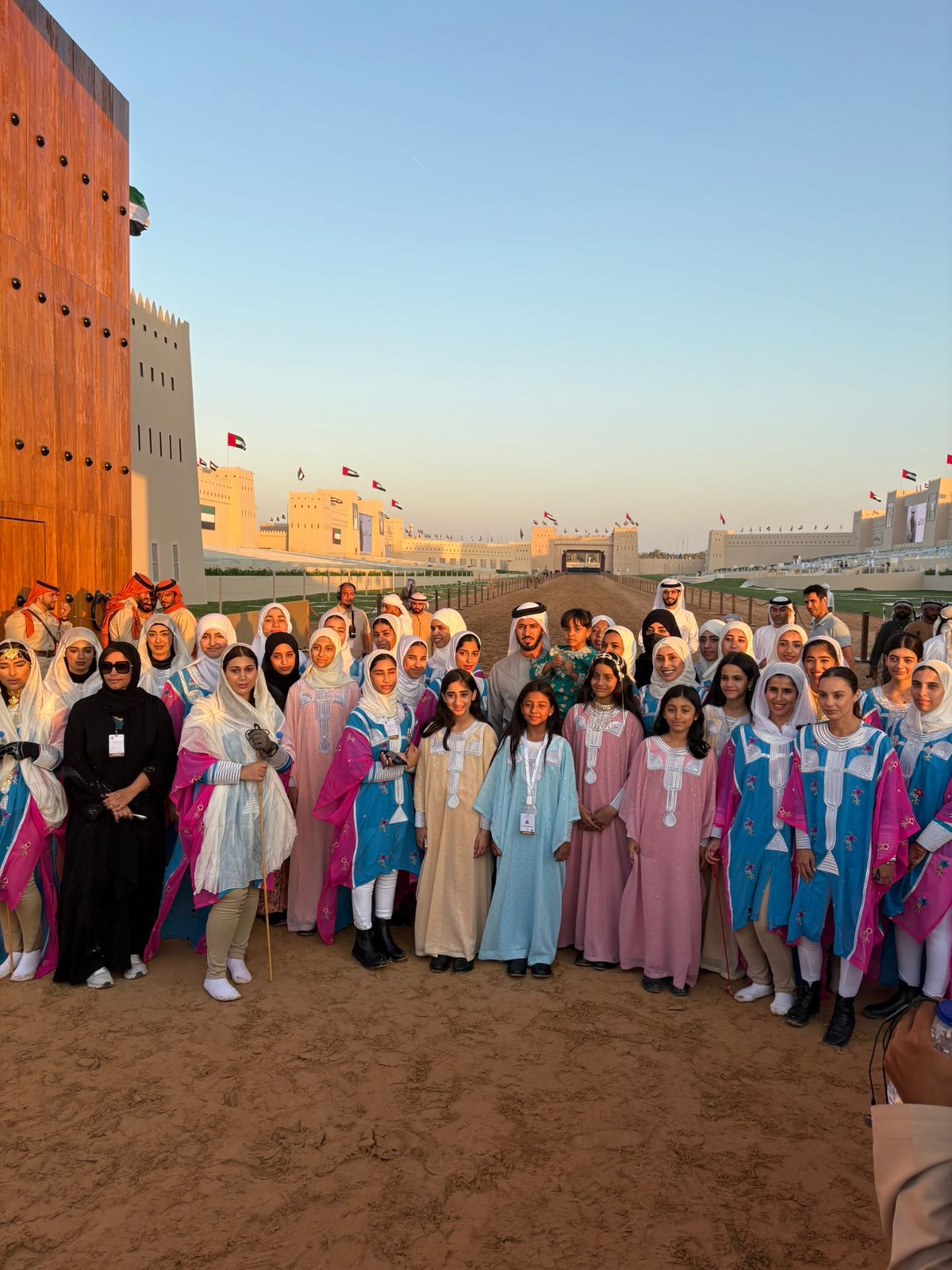 الشيخ زايد بن حمد آل نهيان مع فاطمه العامري وعدد من المشاركات