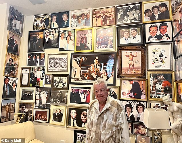 كيلروي أمام جدار الذكريات 