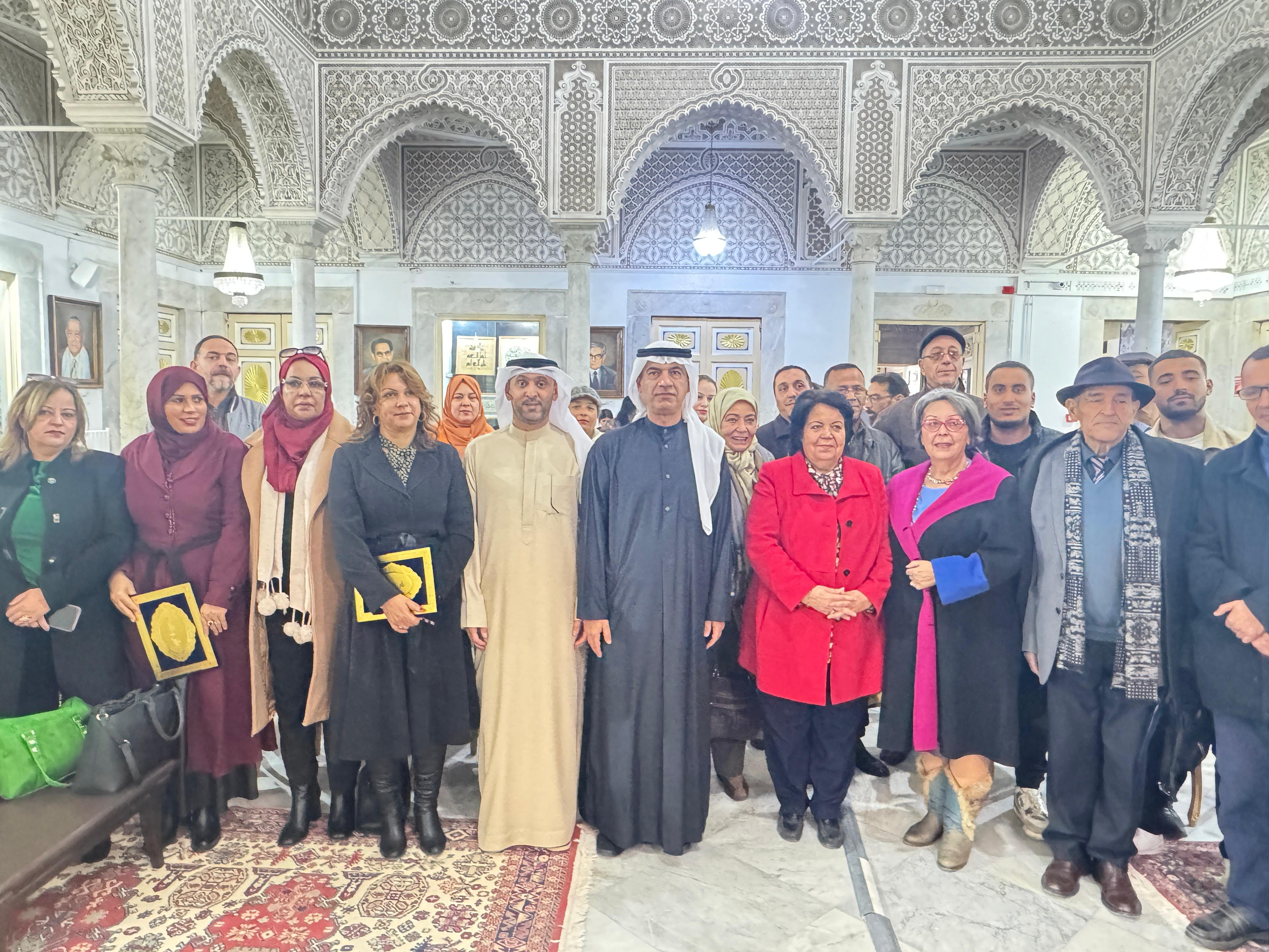 عبد الله العويس ومحمد القصير مع المشاركين في المهرجان