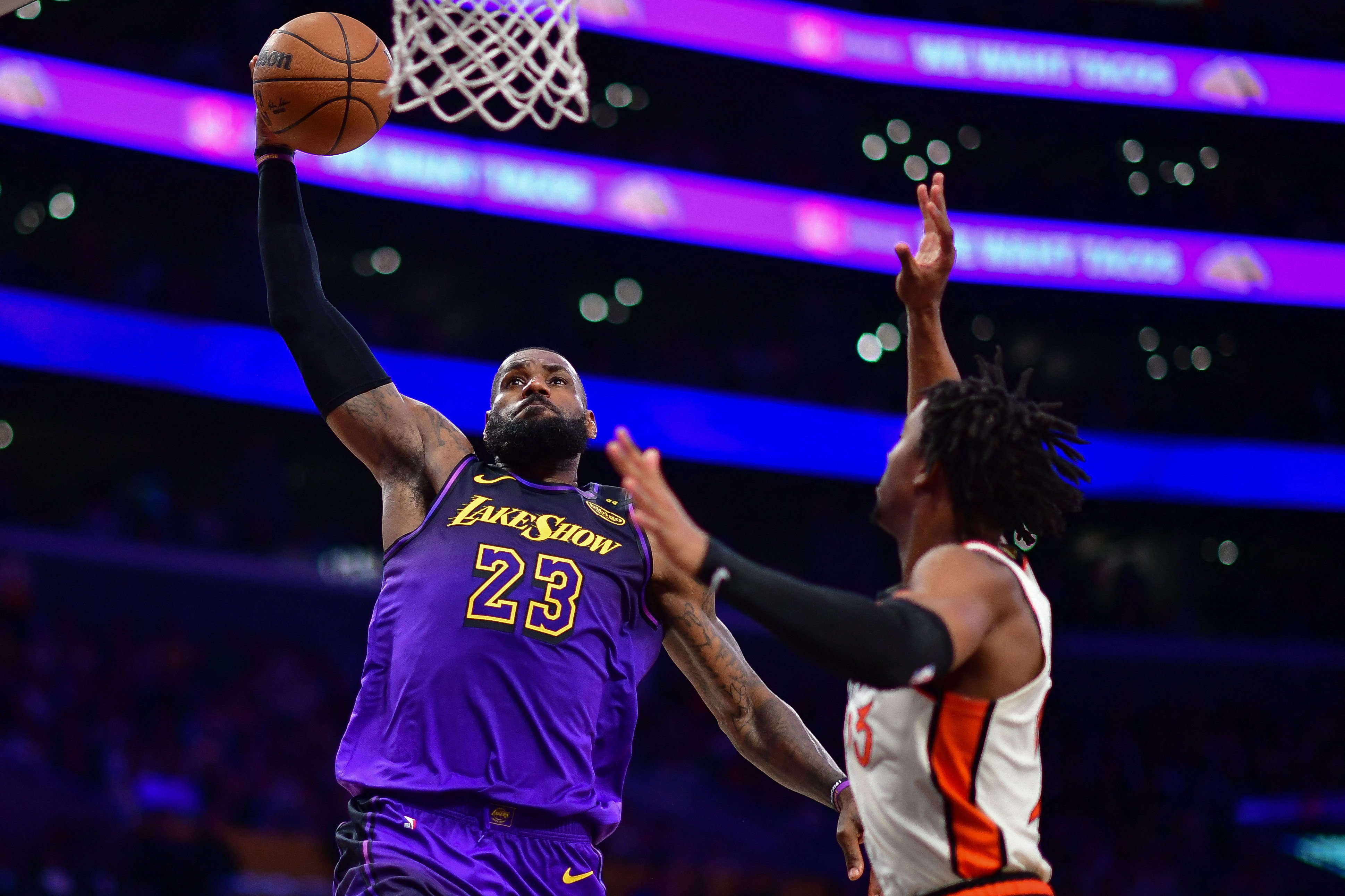 ليبرون جيمس يحاول التسجيل