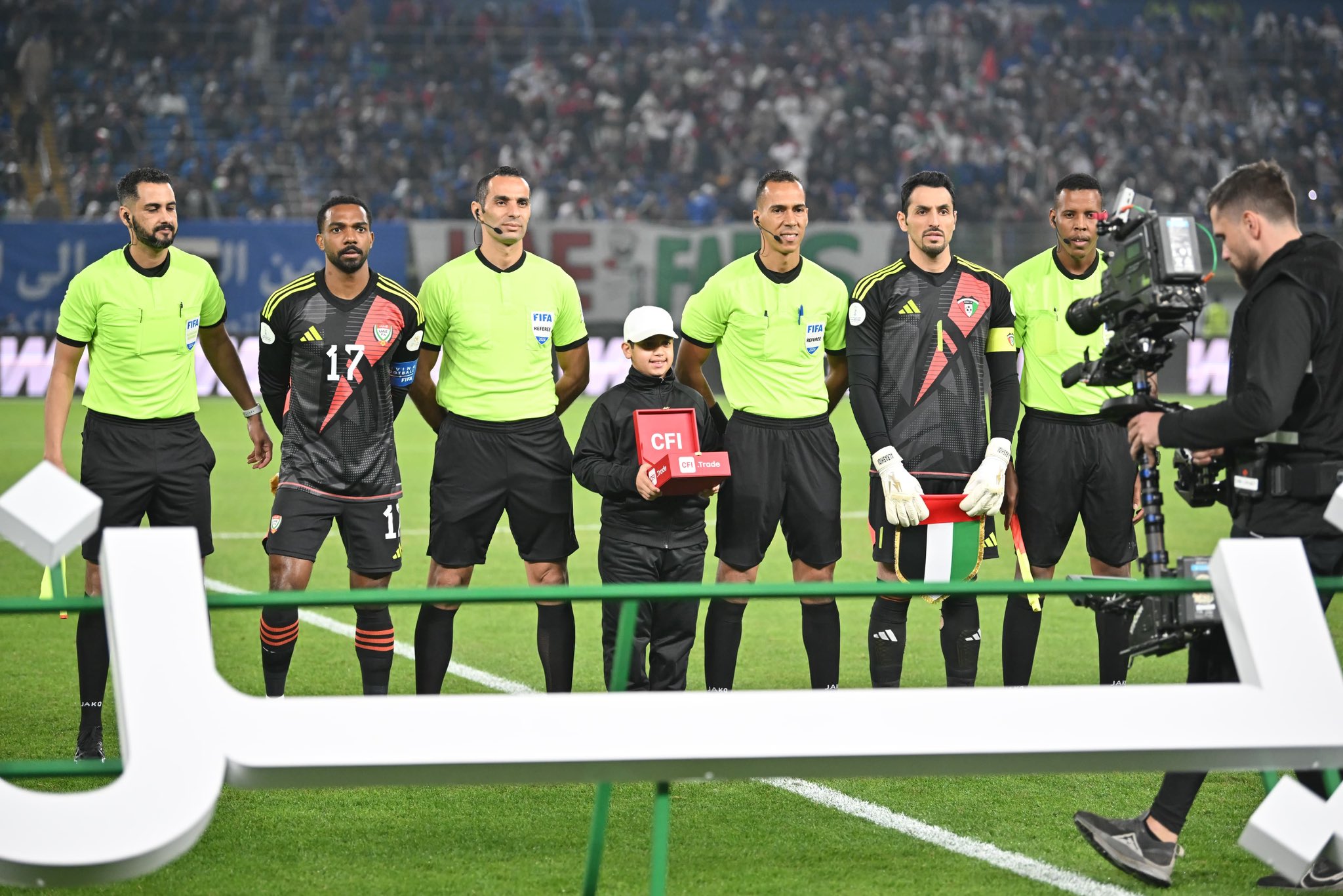 طاقم التحكيم مع حارسي المرمى