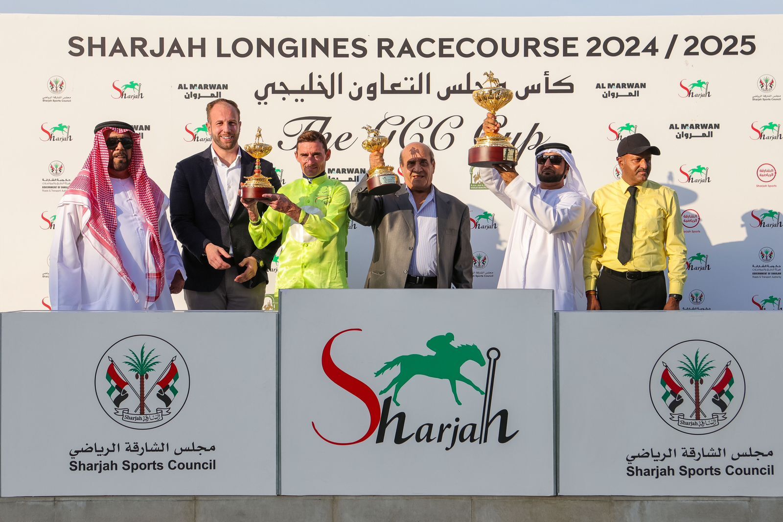 عبدالله بن ماجد خلال تتويج الفائزين