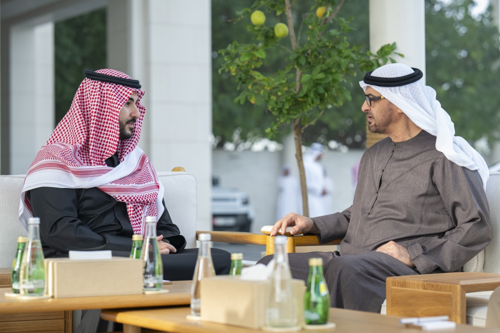 محمد بن زايد يبحث العلاقات الأخوية مع وزير الدفاع السعودي