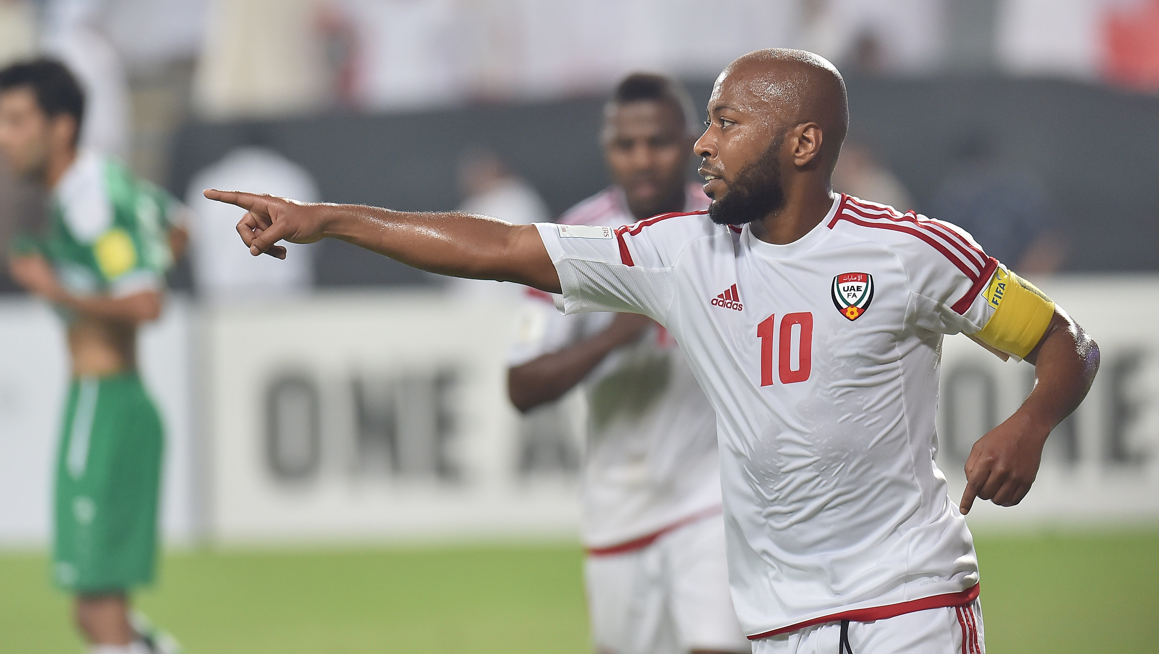 إسماعيل مطر يحتفل بهدف له بقميص منتخب الإمارات