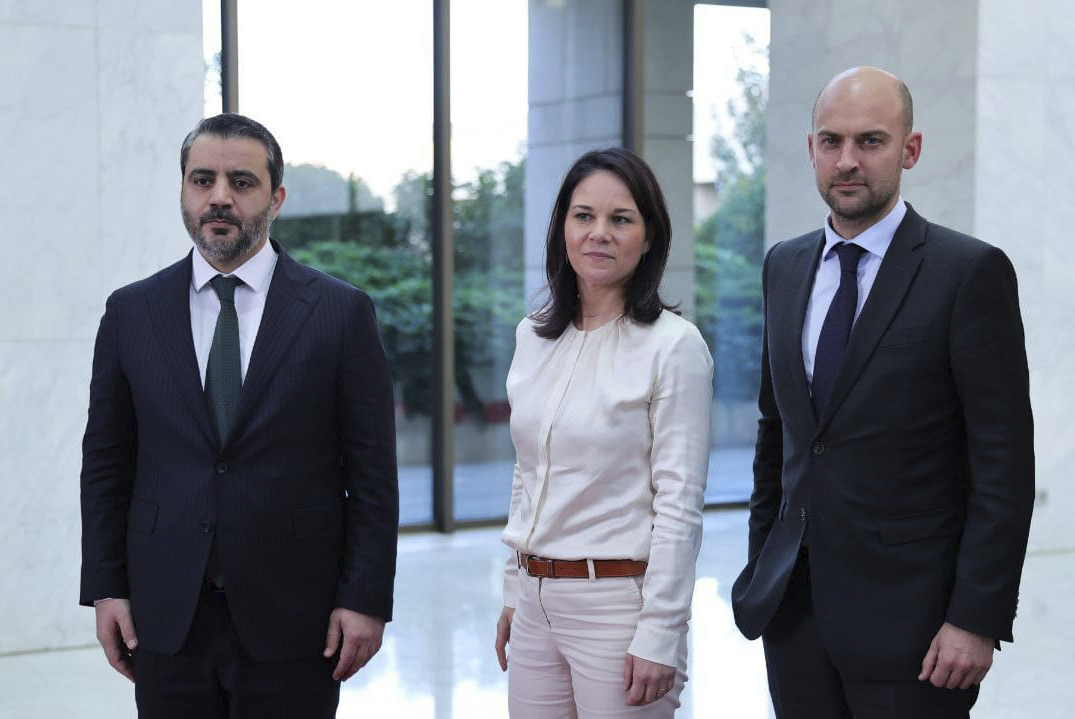 الشيباني يقف مع أنالينا بيربوك وجان نويل بارو في دمشق(أ ب)