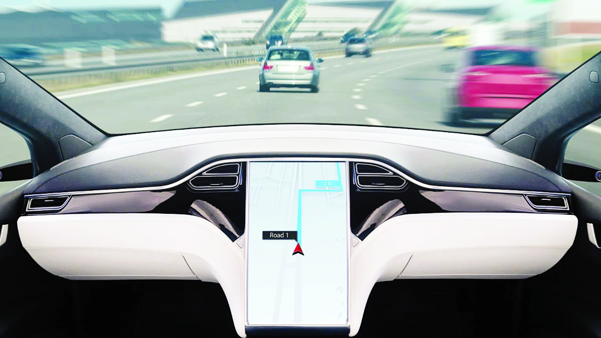 سيارة لـ«تيسلا» خلال مسيرها في طريق رئيسي