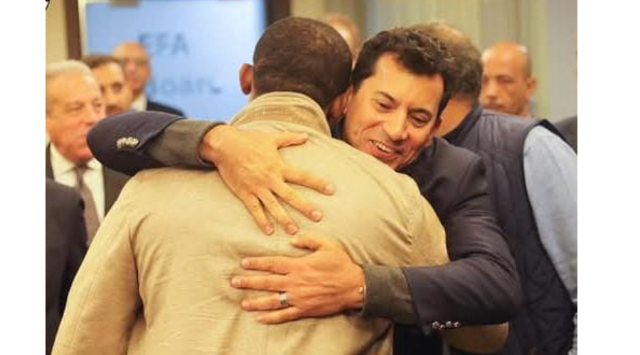 فيديو | صامويل إيتو يزور «الأب الروحي» للكرة المصرية