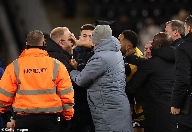 كونها يهاجم عنصر أمن ابسويتش 