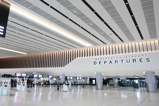 إغلاق مطار مانشستر بسبب الثلوج الكثيفة