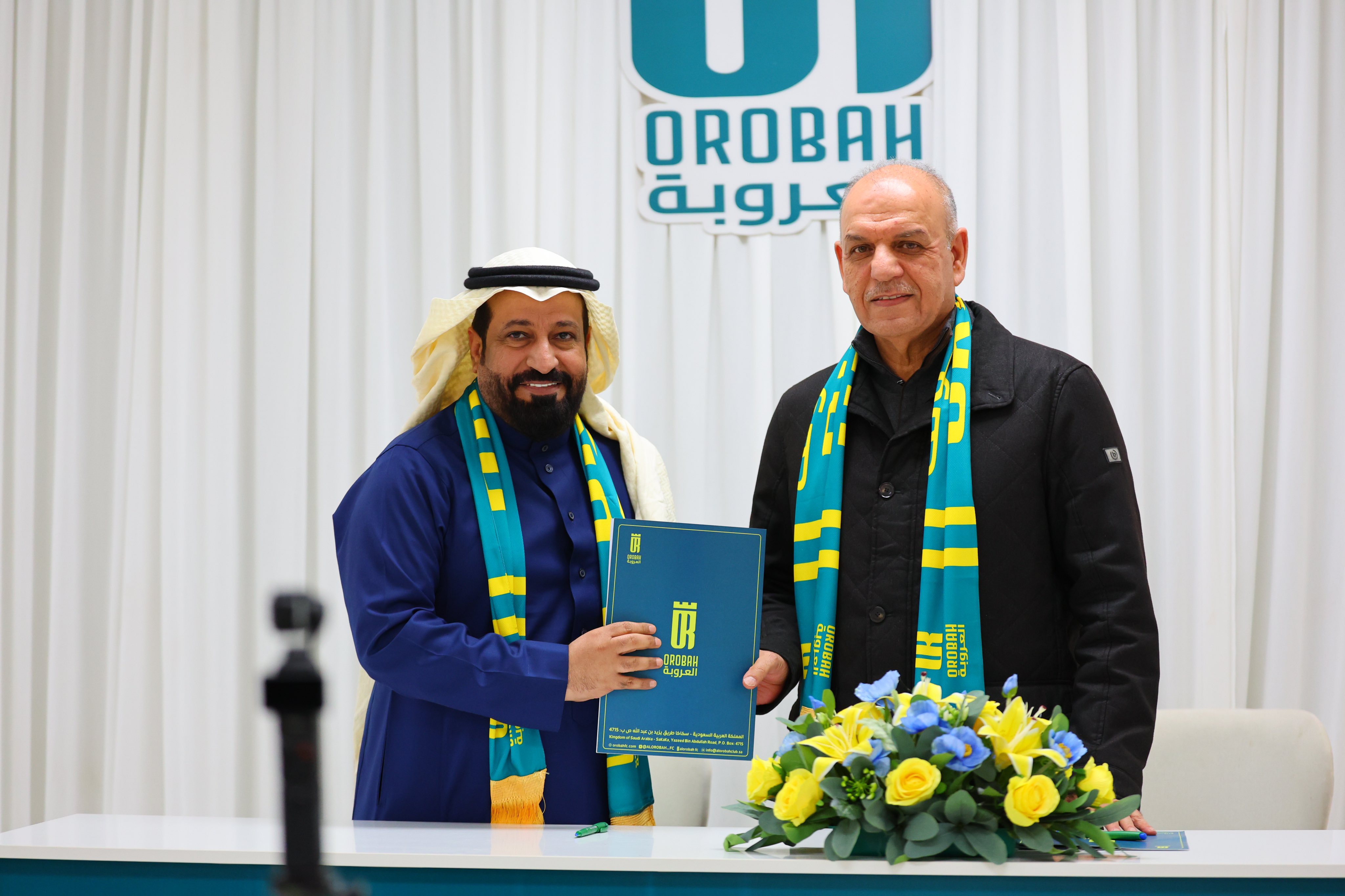 عدنان حمد بعد توقيعه العقد مع إدارة العروبة السعودي