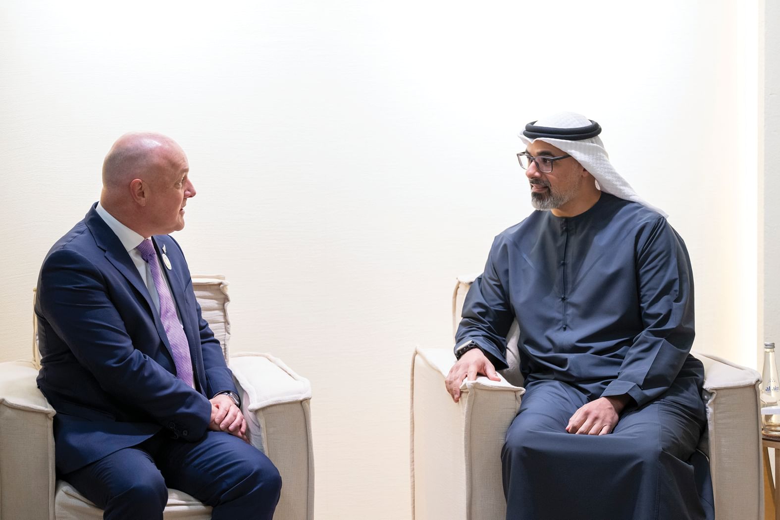 خالد بن محمد بن زايد يبحث ورئيس وزراء نيوزيلندا تعزيز التعاون