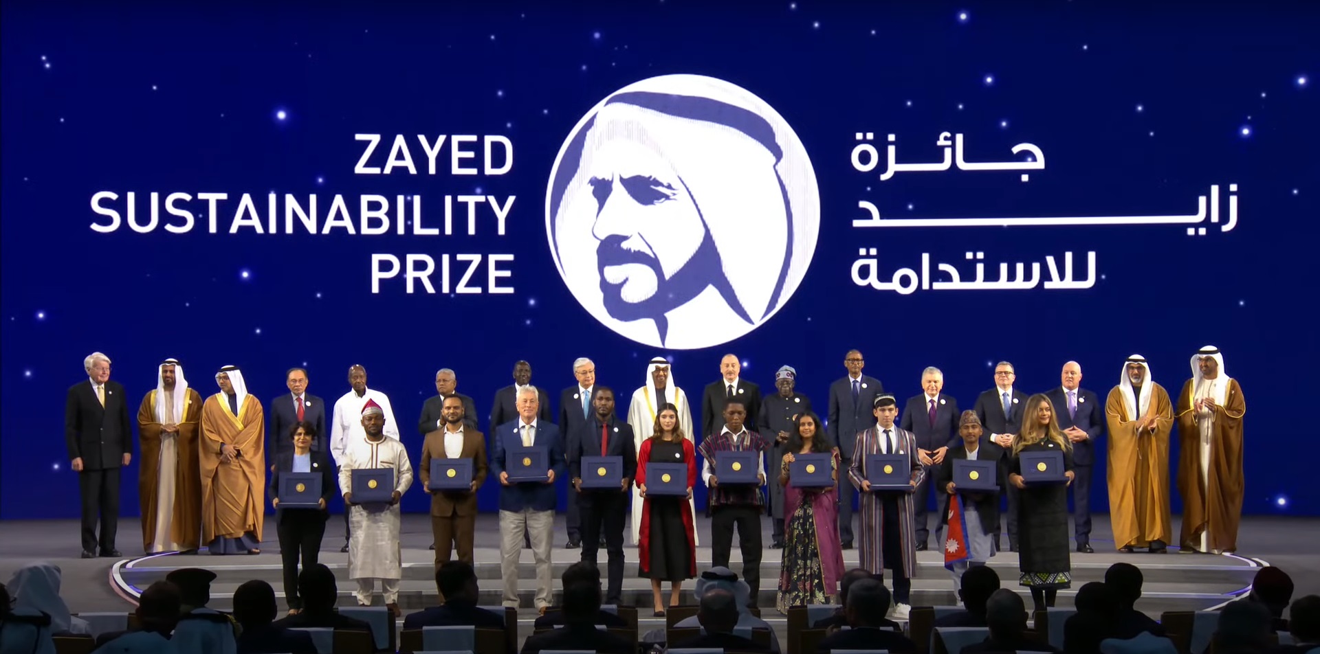 محمد بن زايد يكرّم الفائزين بصورة تذكارية