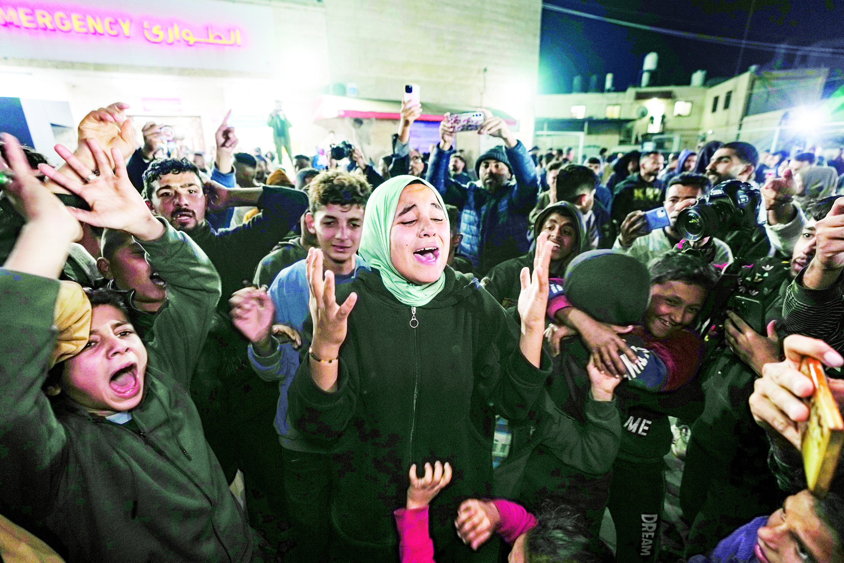 فلسطينيون يحتفلون في دير البلح بالإعلان عن اتفاق وقف إطلاق النار (أ ب)