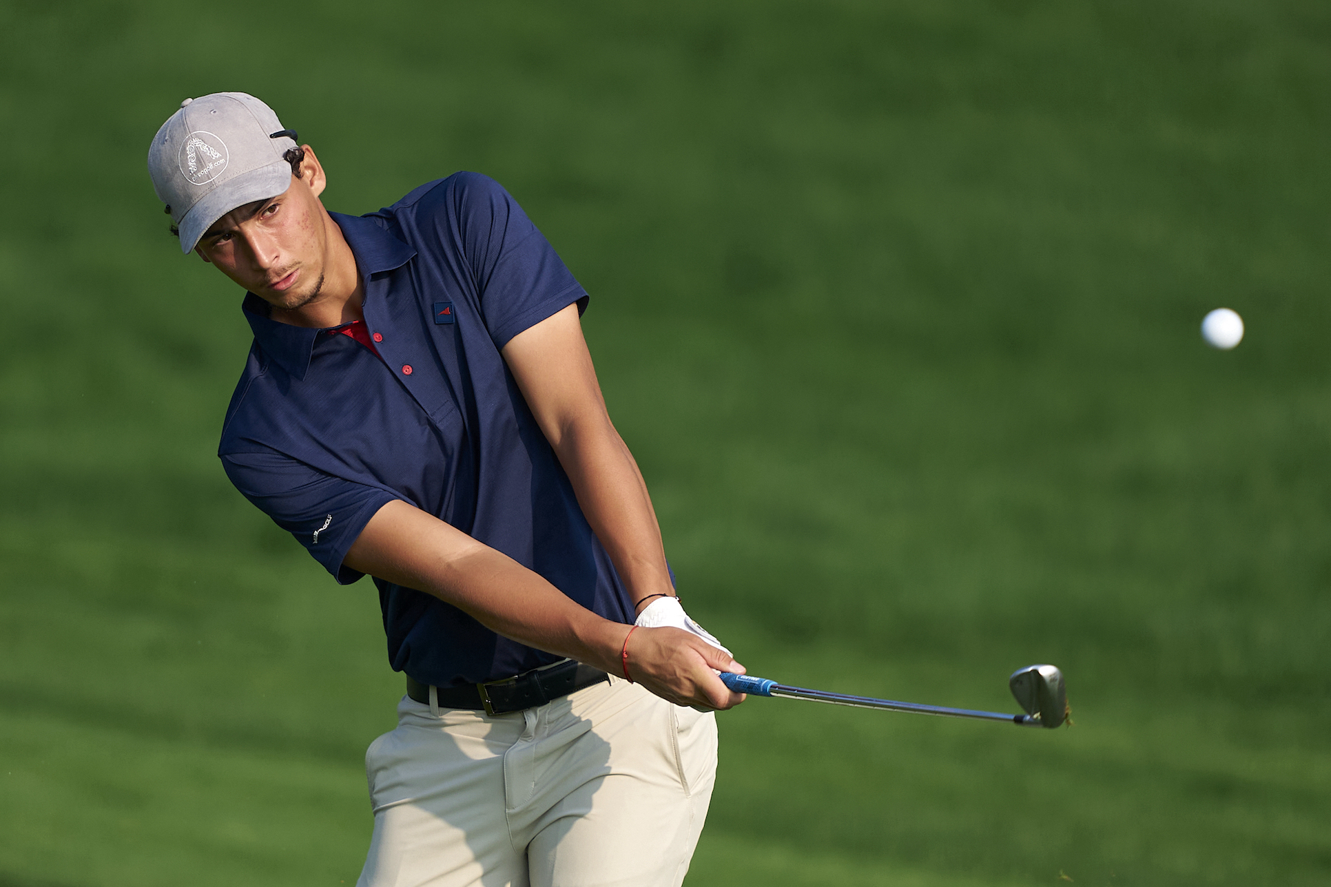 آدم برينسو يصوب الكرة