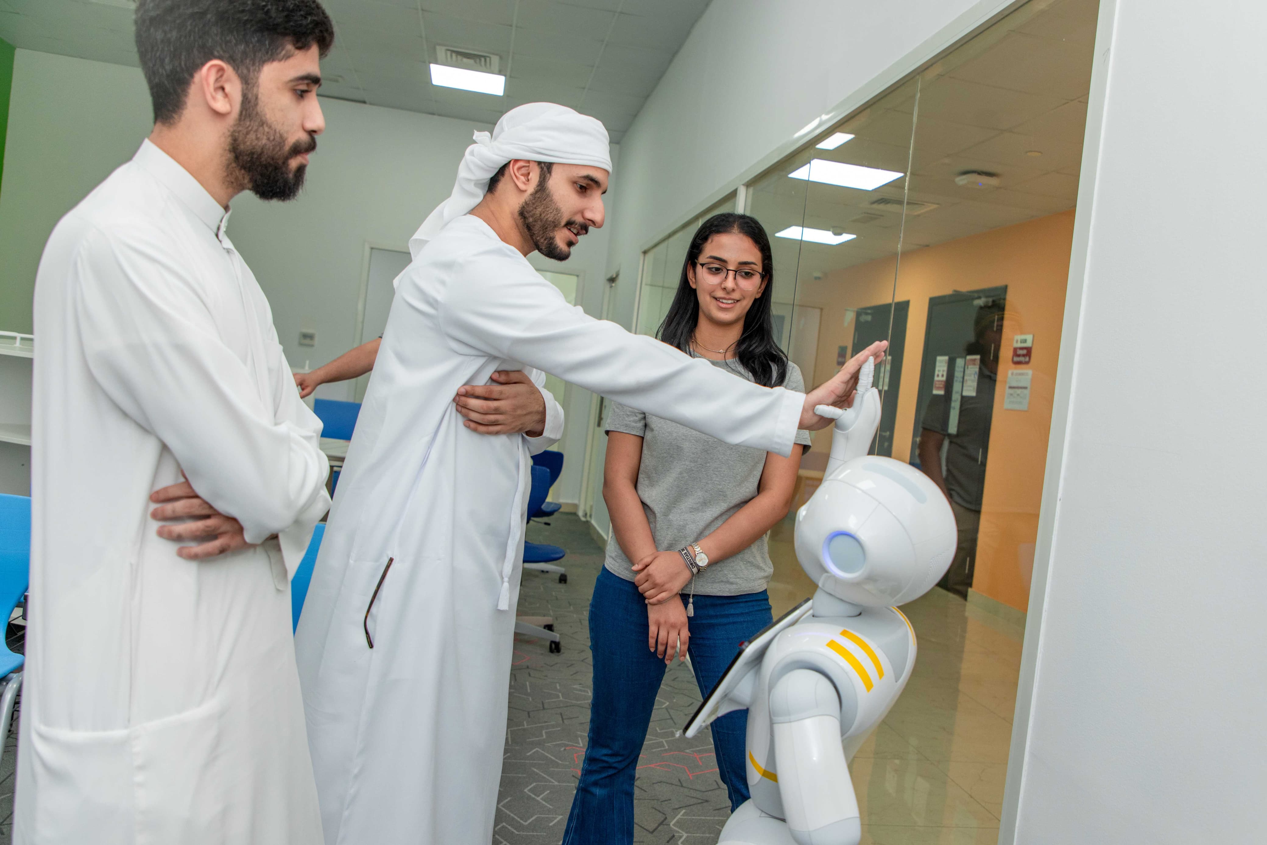 برنامج للروبوتات في كلية الهندسة بـ«أمريكية رأس الخيمة»