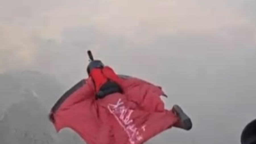 «فيديو يخطف الأنفاس».. شاب إماراتي يقفز من أعلى قمة جبل جيس بصحبة مغامرين دوليين