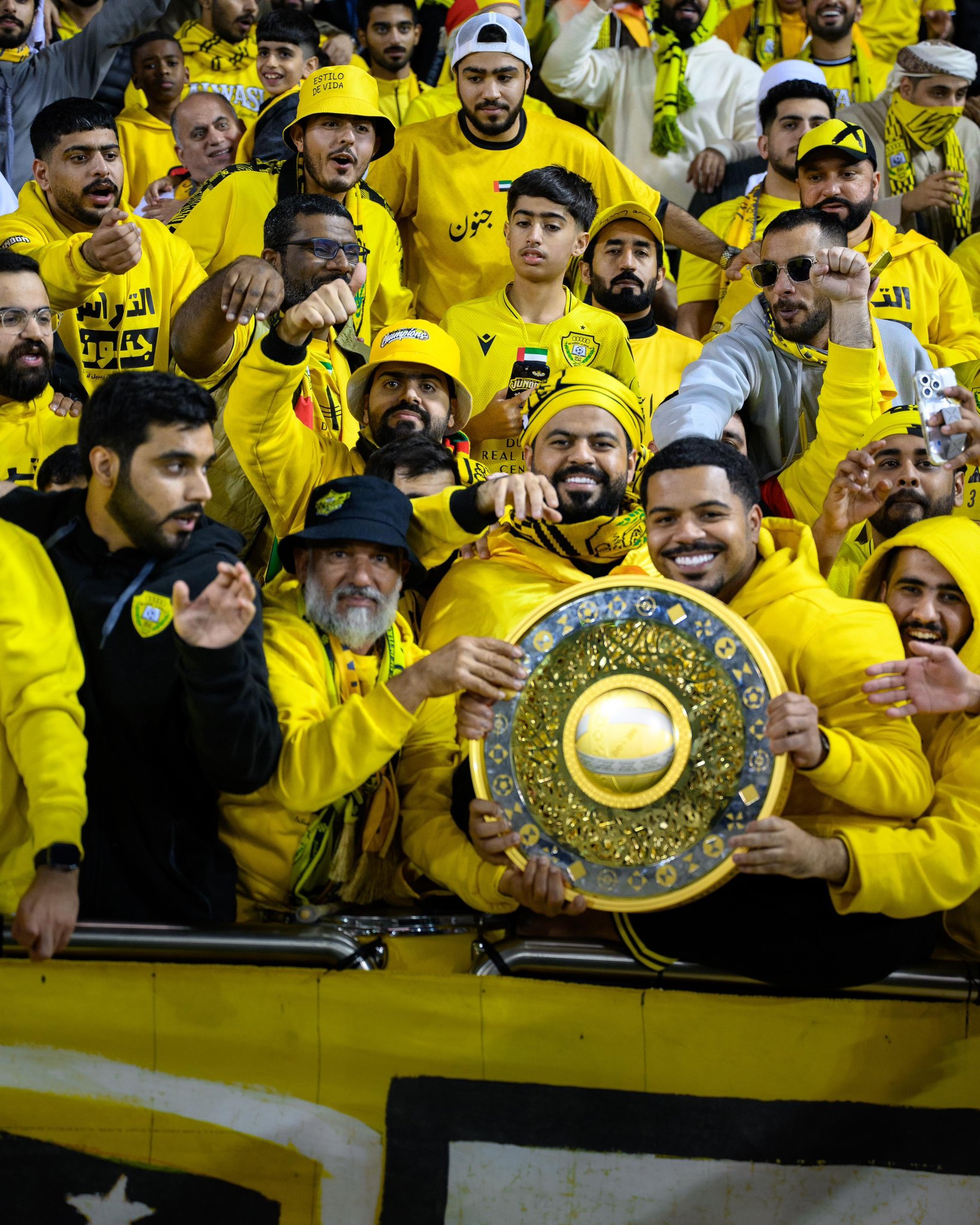 جمهور الوصل يحتفل بدرع السوبر