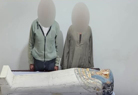 القبض على شخصين حاولا بيع كنز أثري في مصر