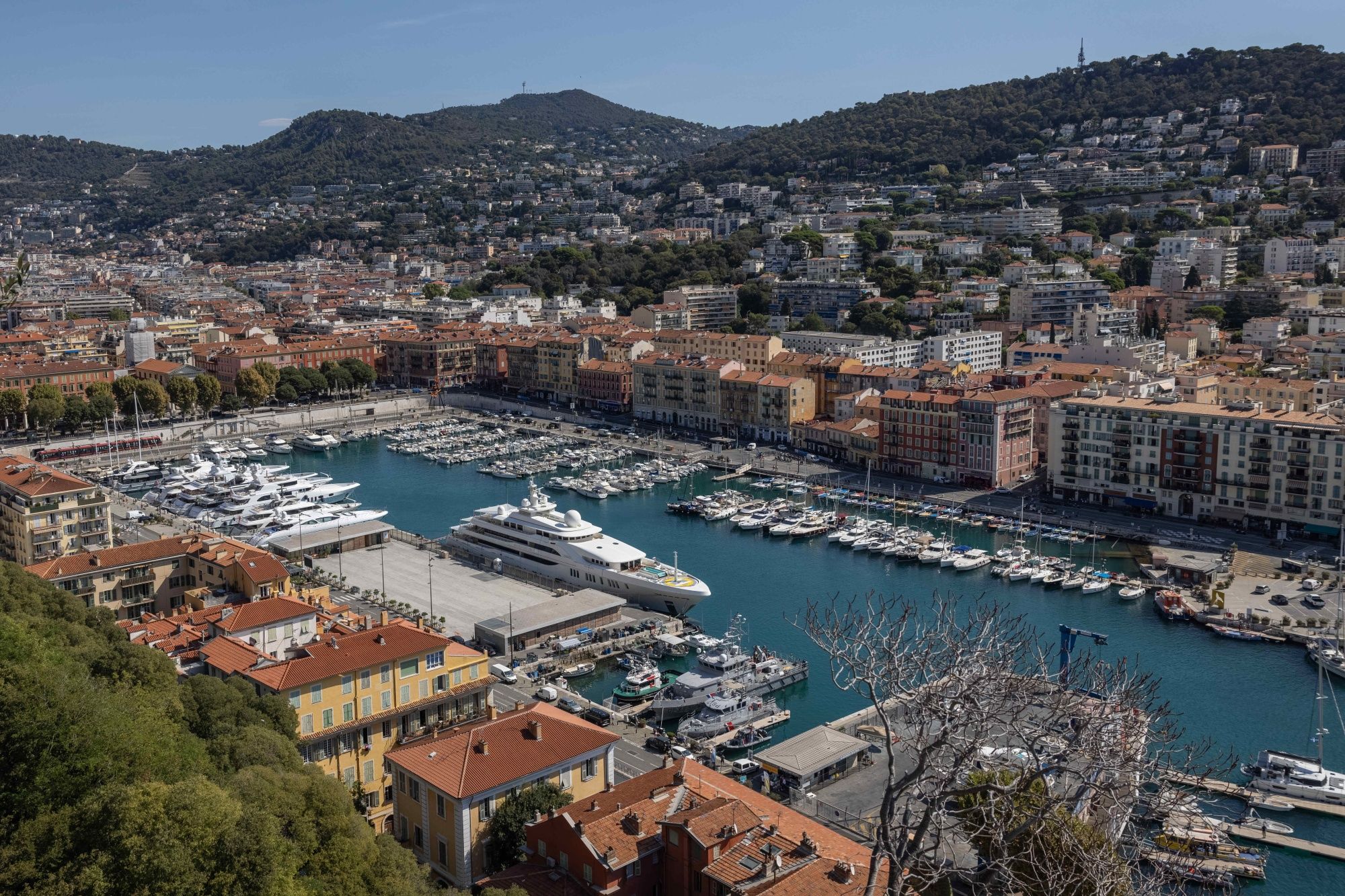 يخوت فاخرة في مرسى بمدينة نيس الفرنسية (أرشيف)