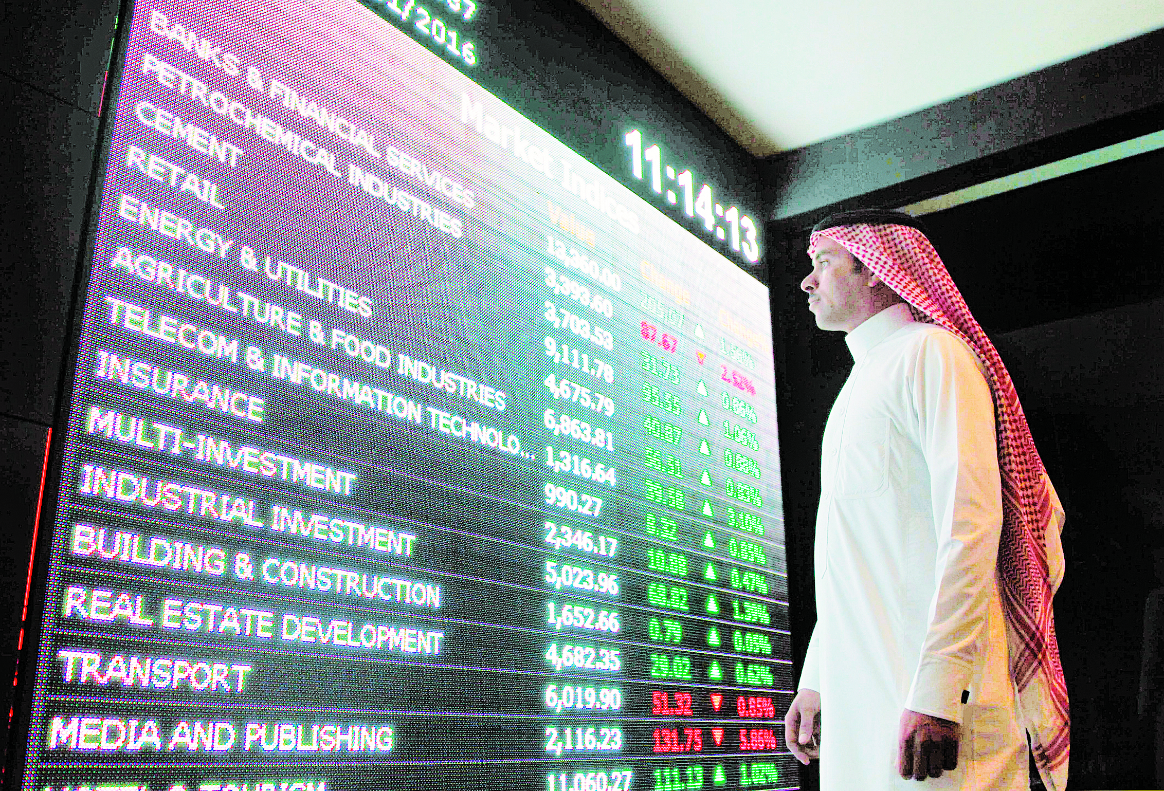 مستثمرون يتابعون حركة التداول في بورصة السعودية  (أرشيفية)