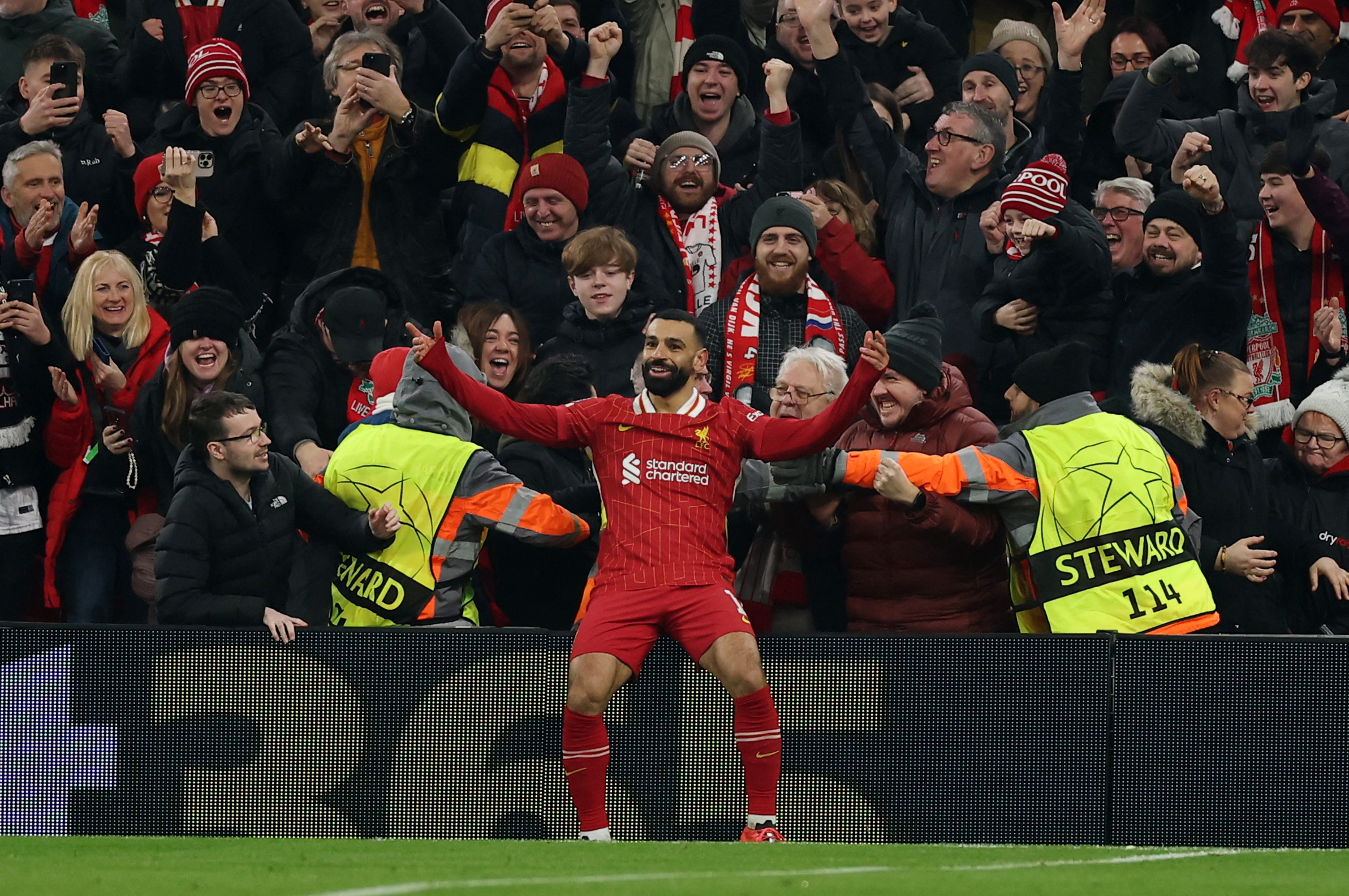 صلاح يحتفل بهدفه الأوروبي