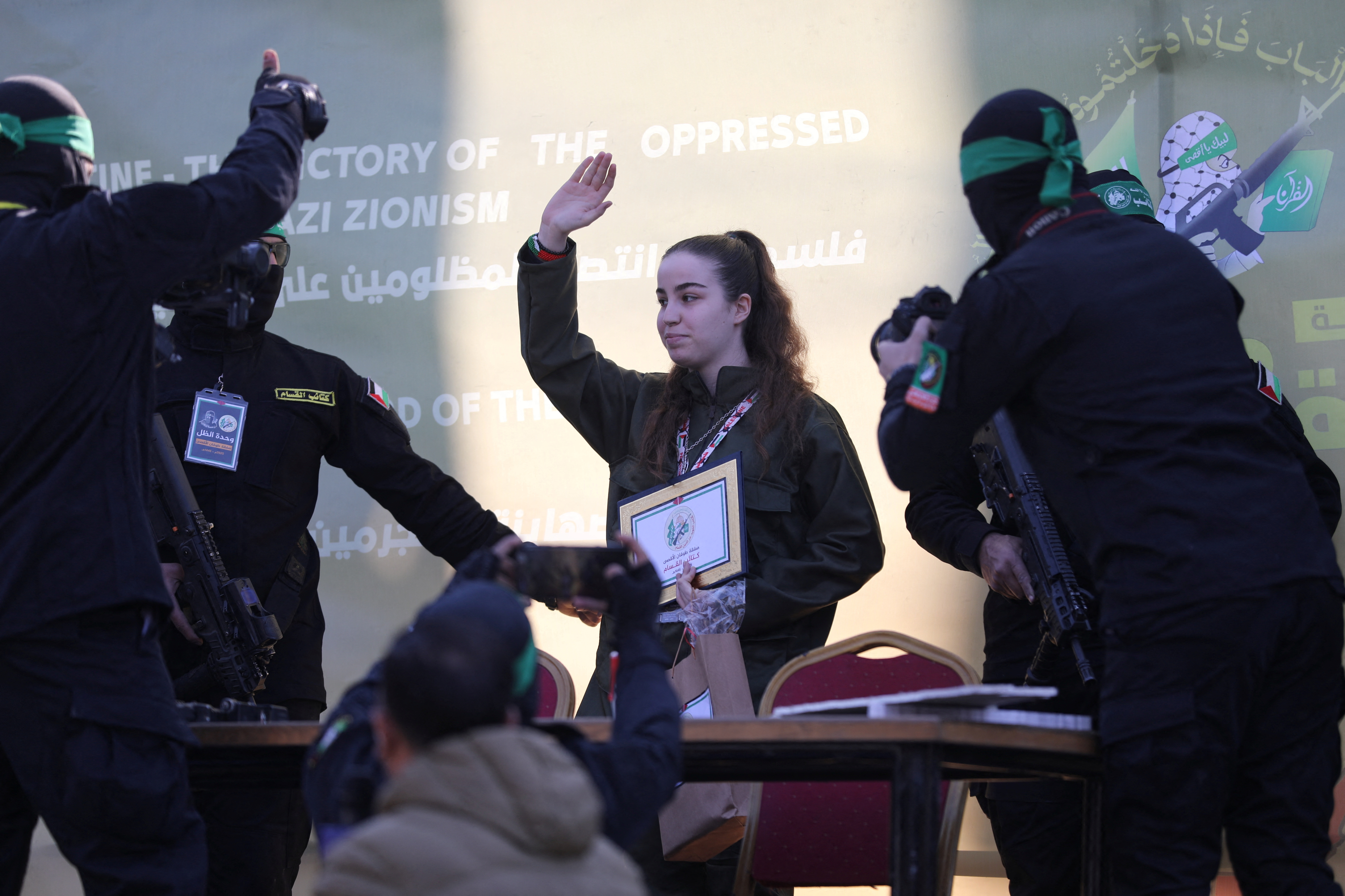 بالفيديو | حماس تسلم الصليب الأحمر رهينة إسرائيلية