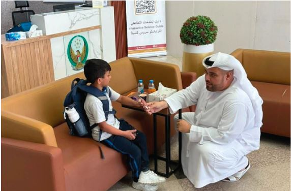 شرطة عجمان تعيد طفلاً مفقوداً لوالديه