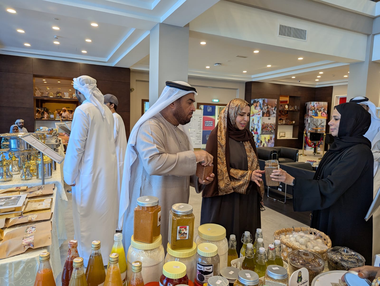 منتجات متنوعة في المعرض