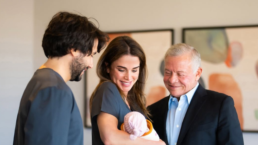 الملكة رانيا محتفية بحفيدتها: «فرحتنا قد الدنيا»