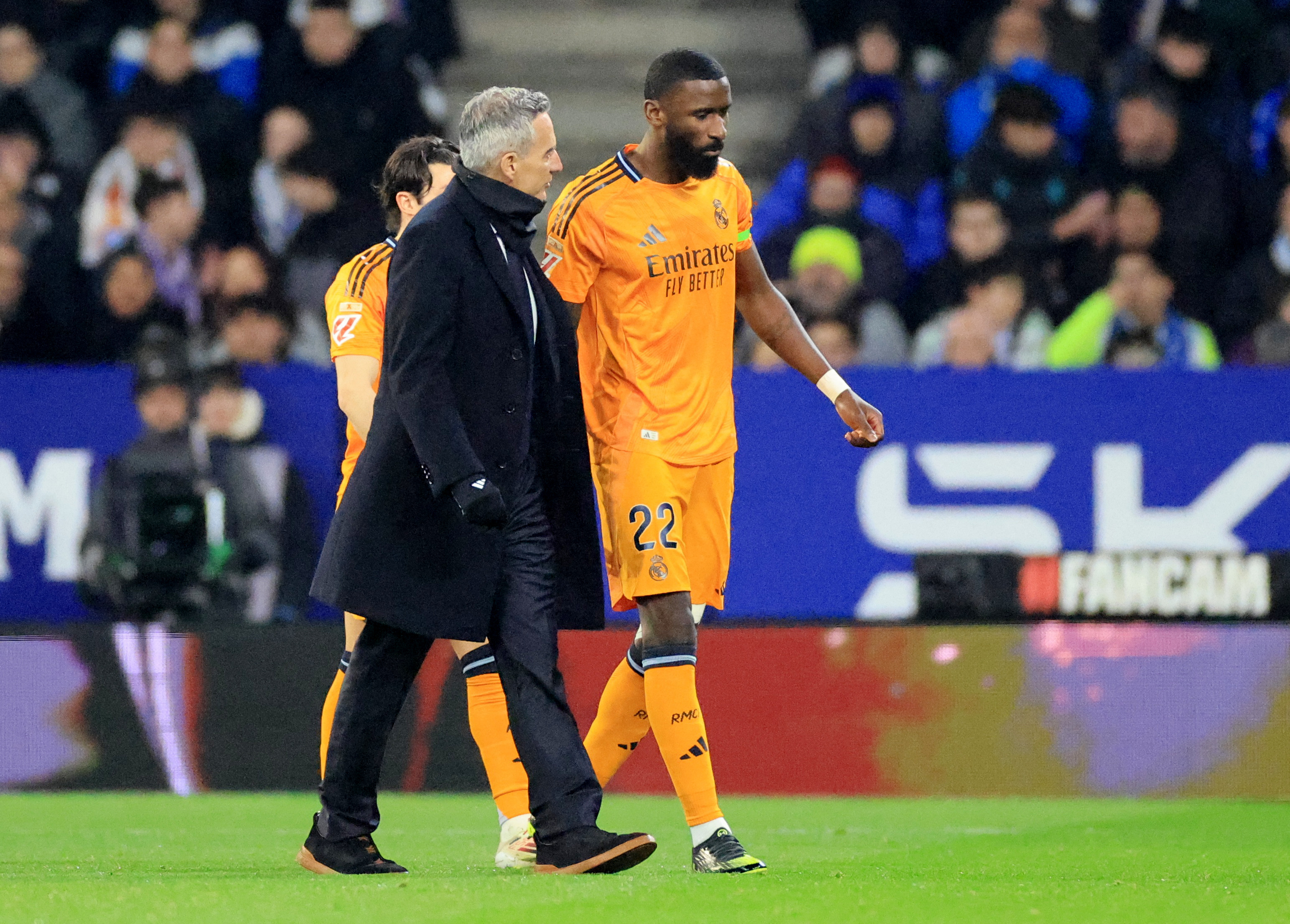 مدافع ريال مدريد أنتونيو روديغر يتعرض لإصابة عضلية في فخذه (رويترز)