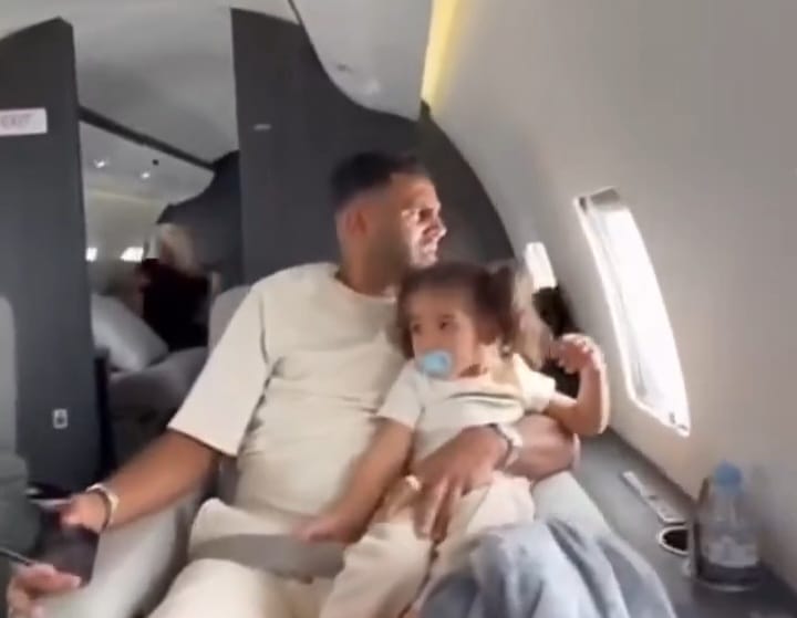 فيديو | رياض محرز يعيش لحظات مرعبة في الجو مع عائلته