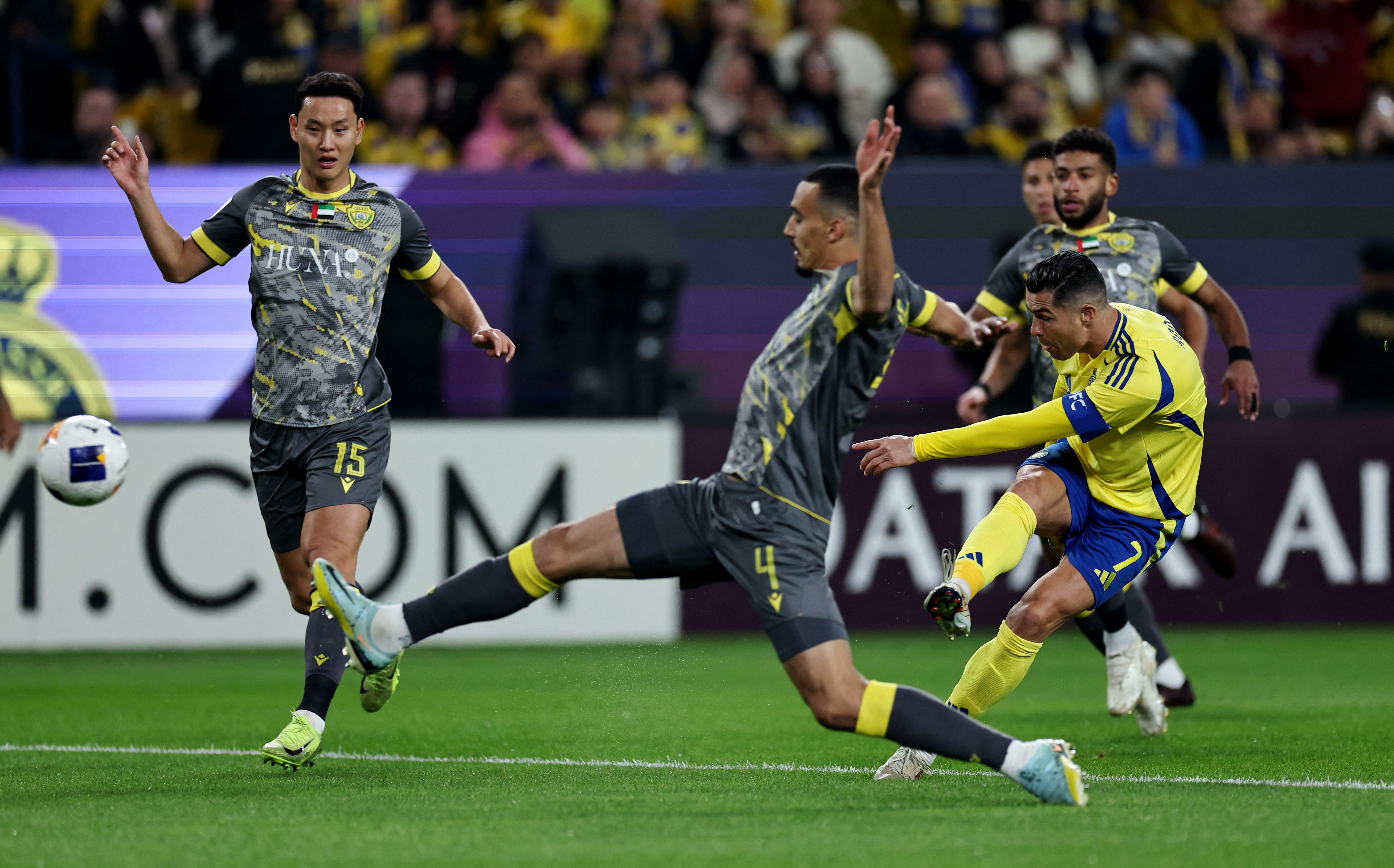 رونالدو يسدد على مرمى الوصل