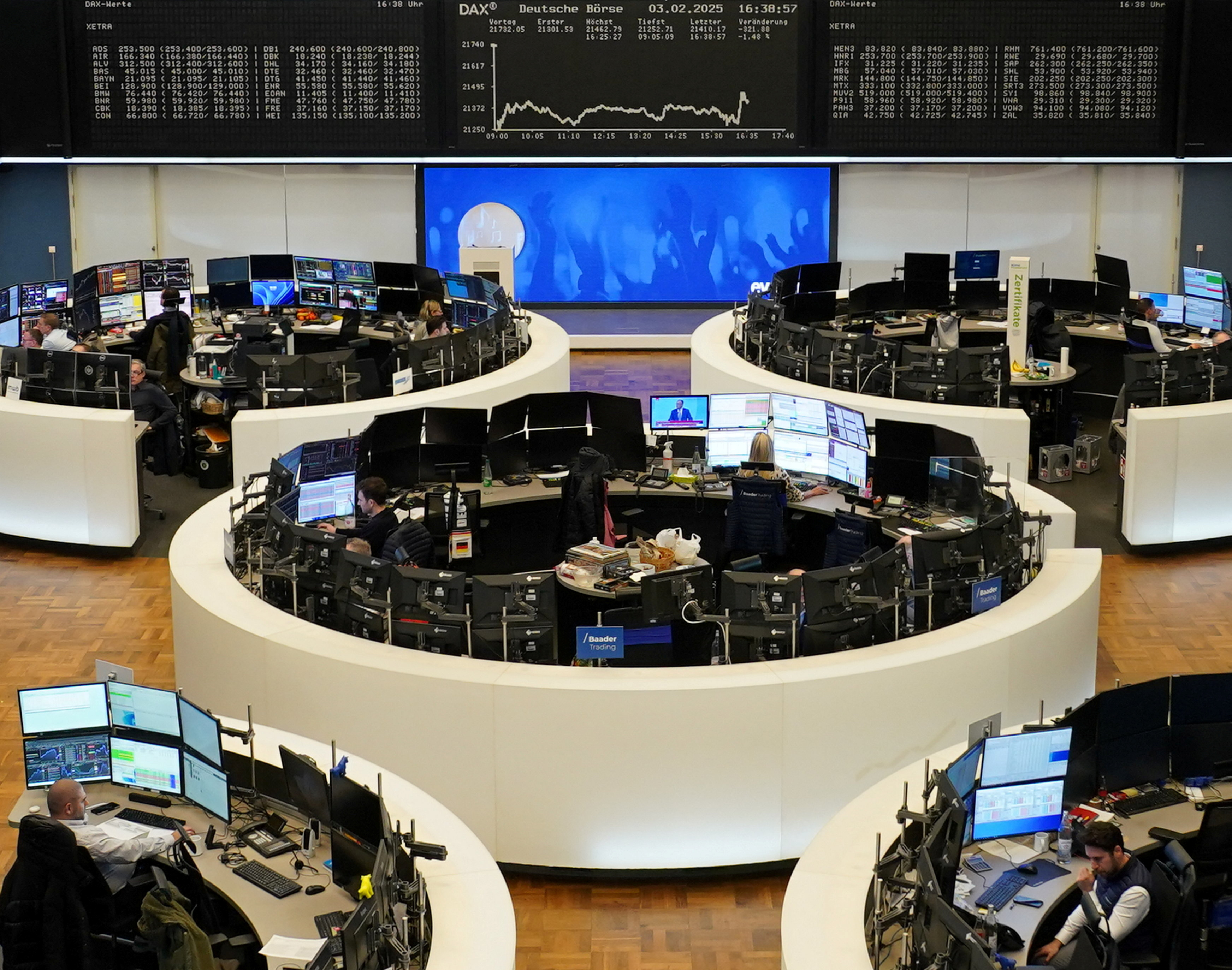 قطاعا السيارات والاتصالات يقودان الأسهم الأوروبية للتراجع (رويترز)