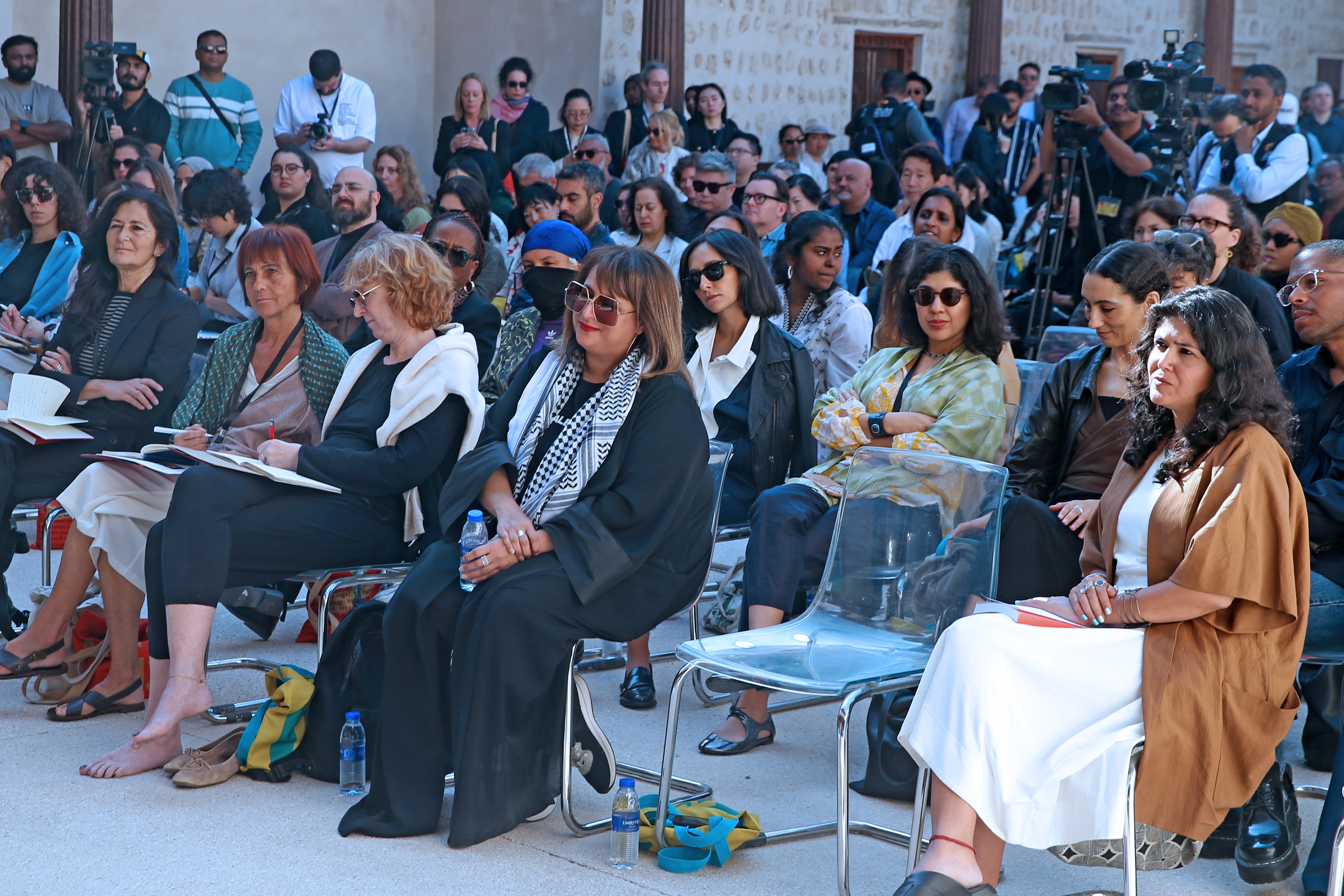 بينالي الشارقة   الموتمر الصحافي  وجوله في المعارض    تصوير صلاح عمر