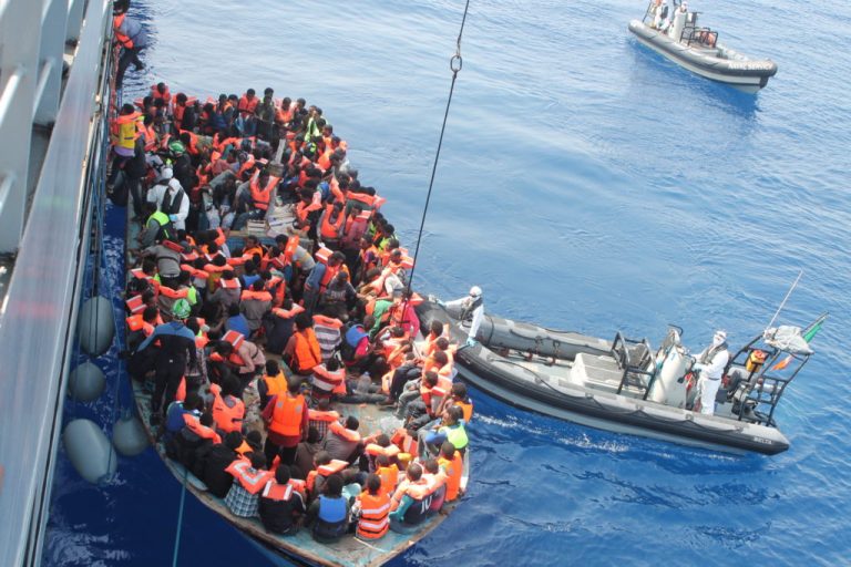 اكتشاف جثتين على شاطئ في فرنسا وإنقاذ 230 مهاجراً