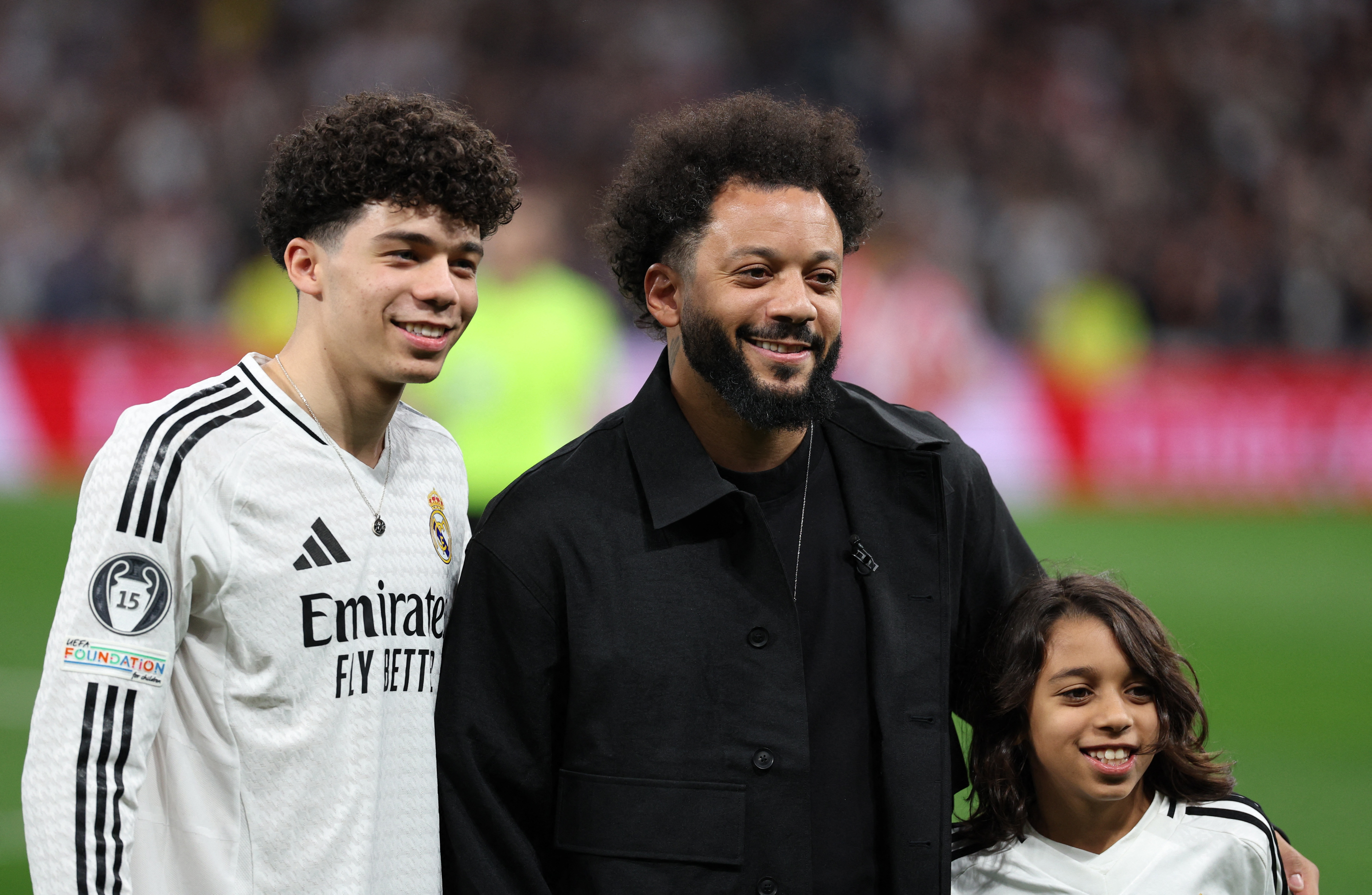 مارسيلو يتوسط ابنيه ليام واينزو