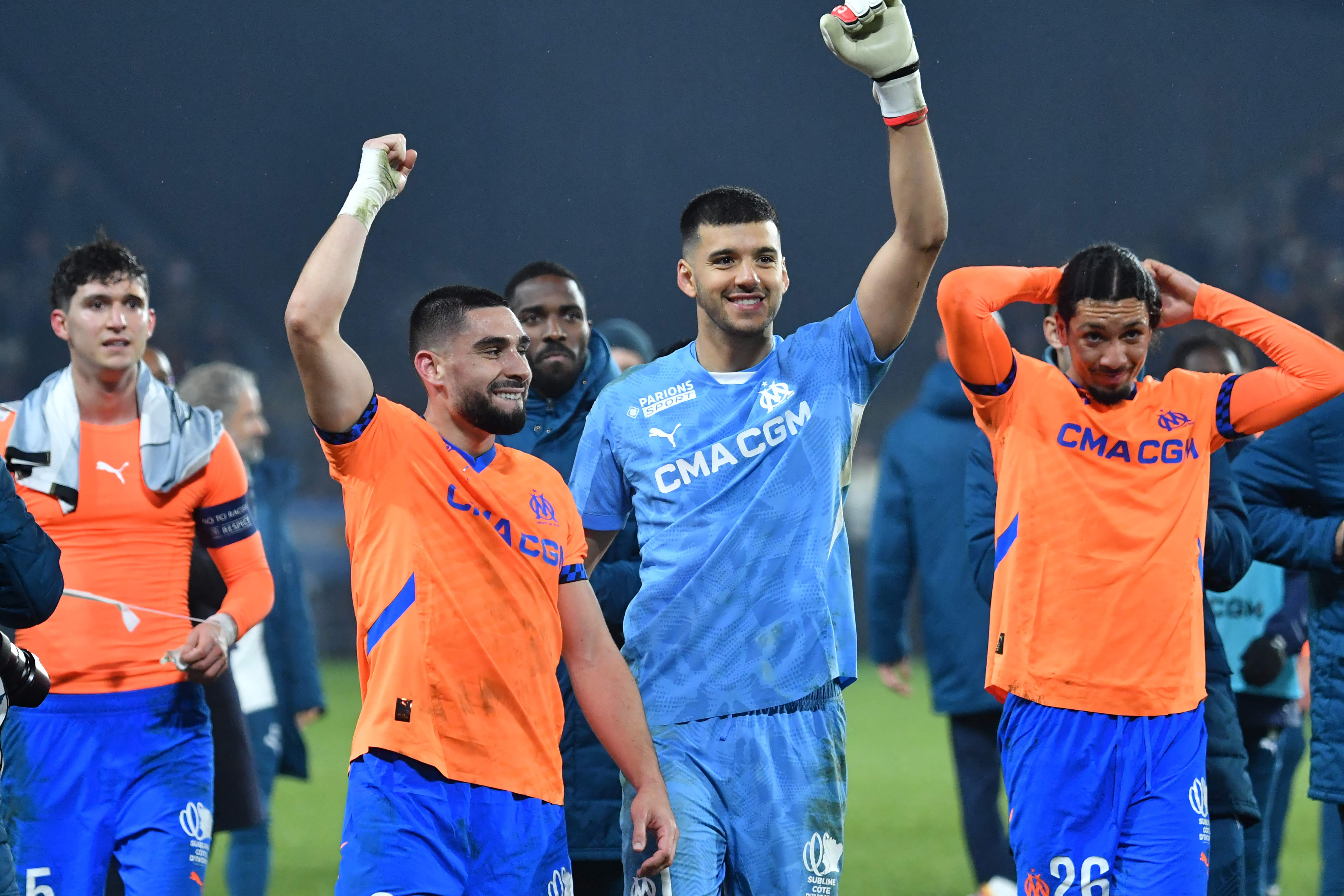 موباي ( يسار ) يحتفل بالفوز على أنجيه مؤخراً 