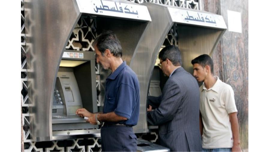 السلطة الفلسطينية تبدأ دفع 70% من رواتب موظفيها عن ديسمبر الماضي