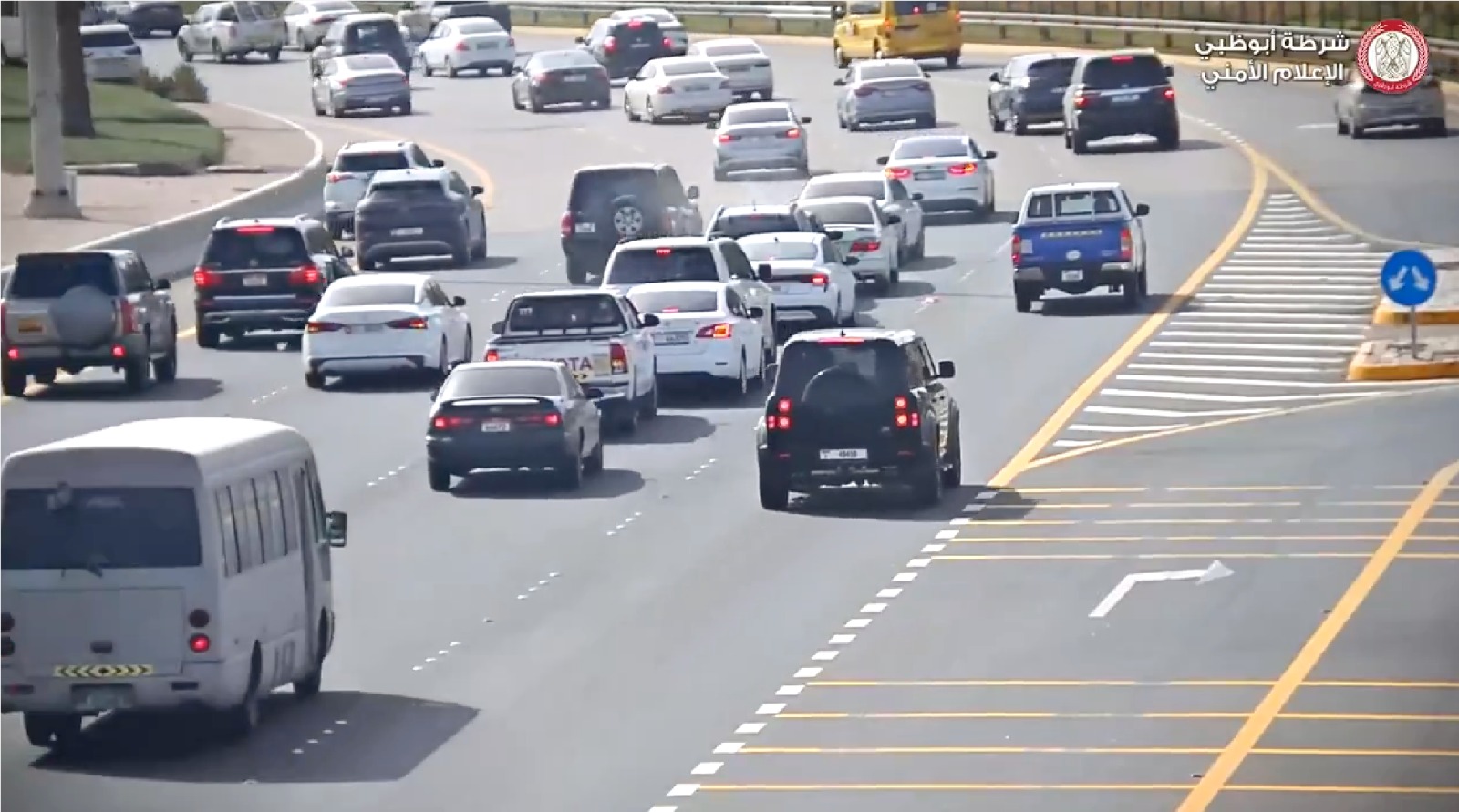 شرطة أبوظبي تدعو السائقين في الحوادث البسيطة لتحريك المركبة إلى خارج الطريق