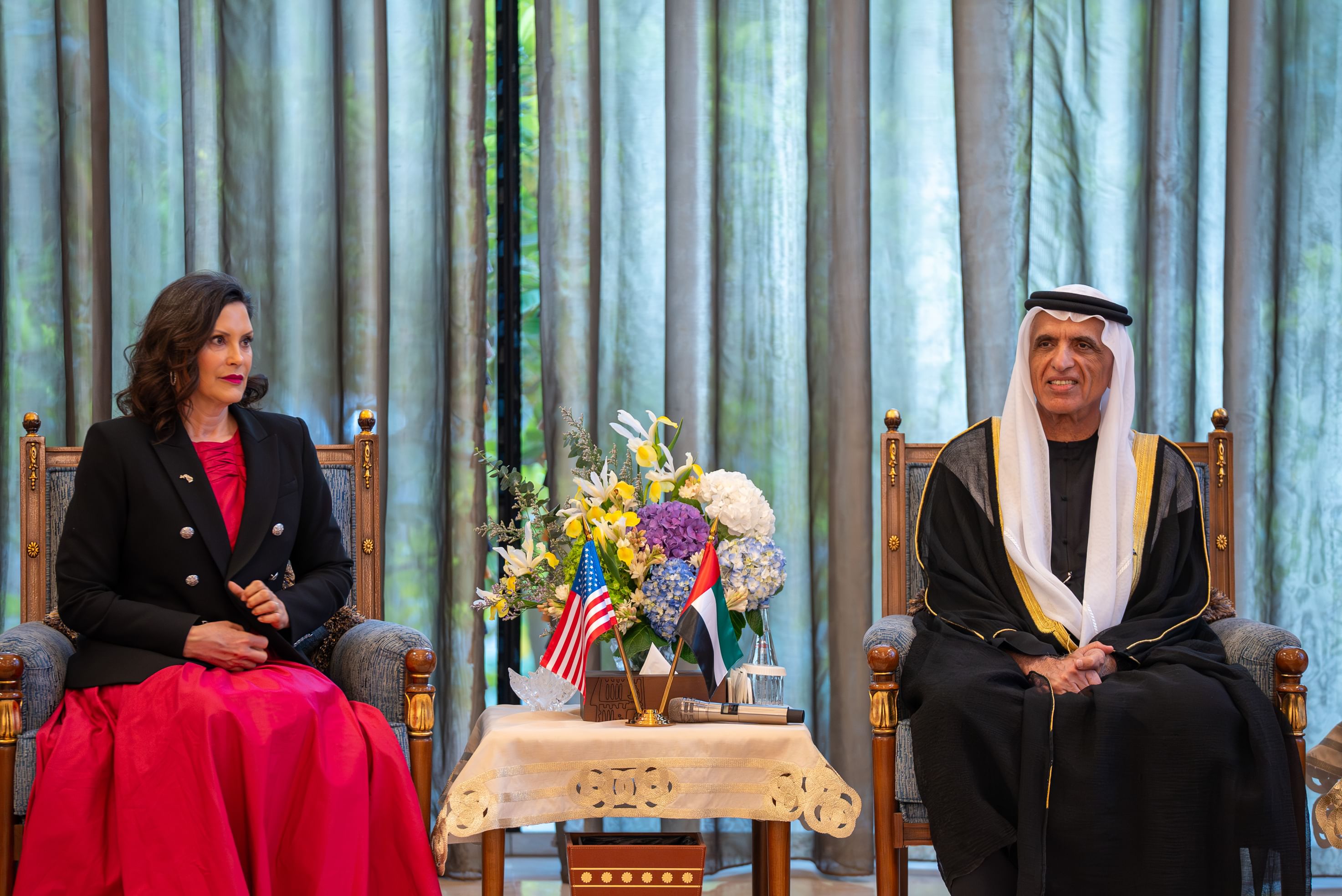 سعود بن صقر يبحث مع حاكمة «ميشيغان» علاقات الصداقة والشراكة