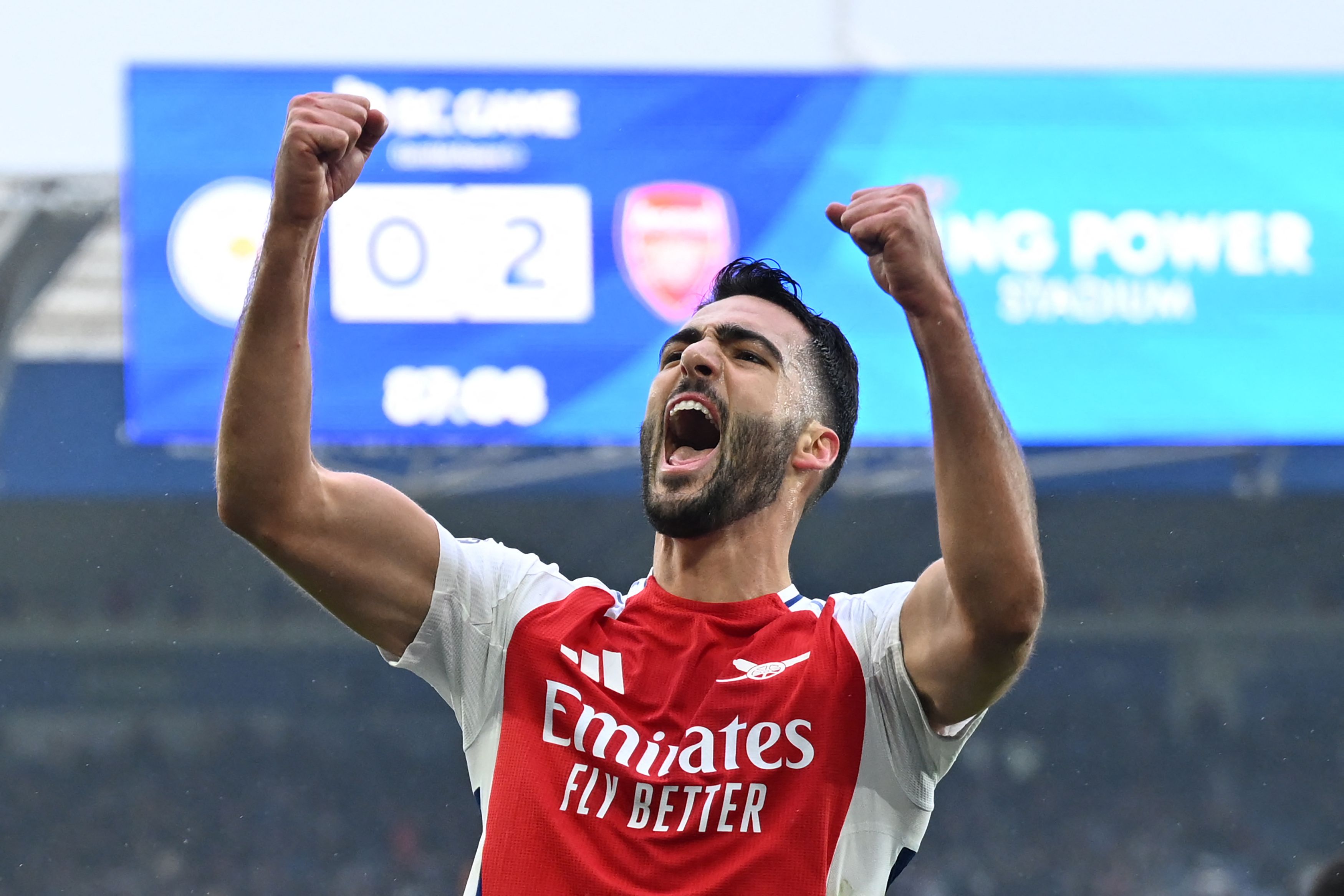 لاعب الوسط الإسباني يحتفل