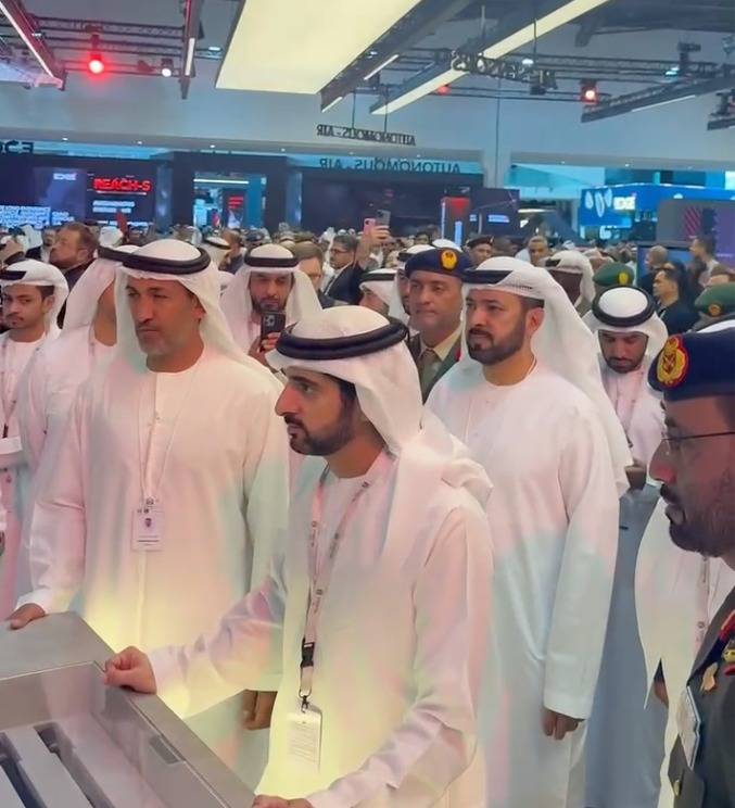 حمدان بن محمد يتفقد أجنحة «آيدكس 2025 »