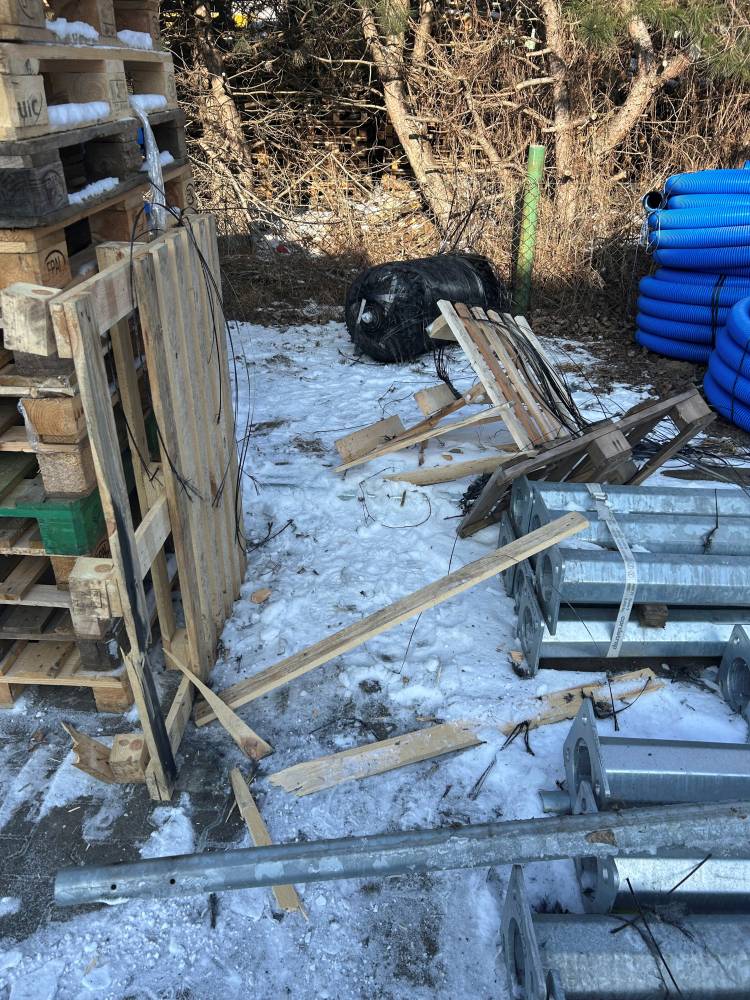 حطام الصاروخ (رويترز)