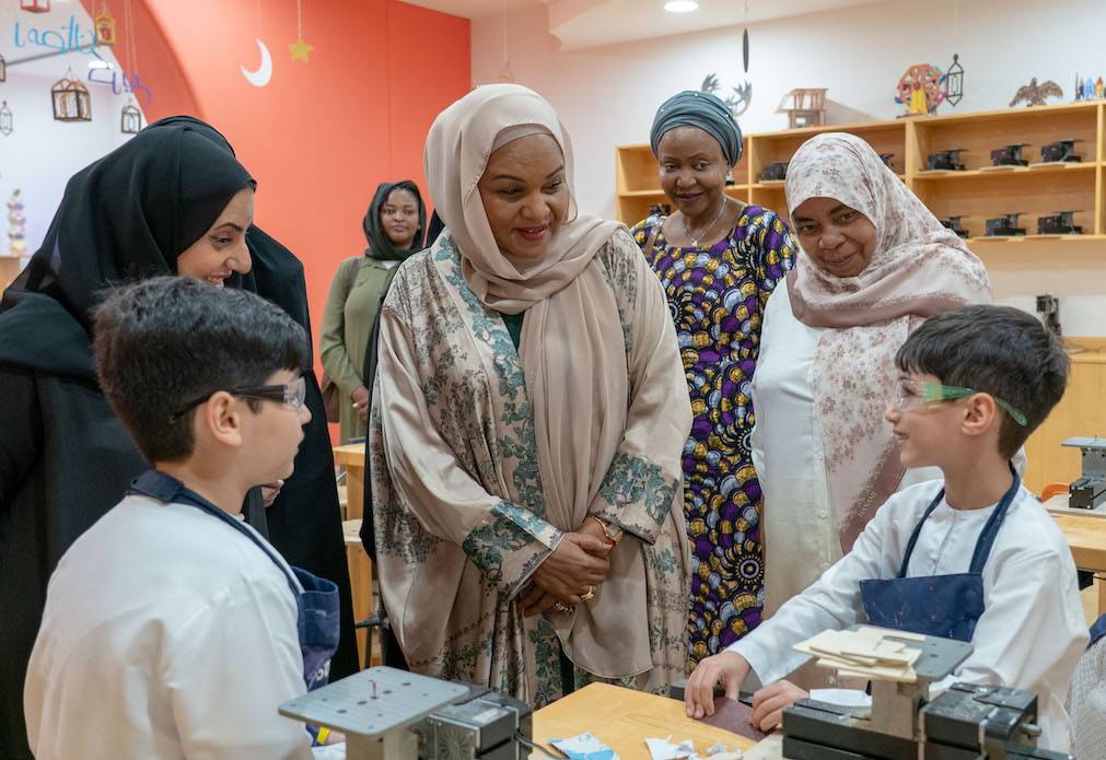 قريـنة رئيـس إقلـيم زنجـبار تطلـع عـلى برامـج مؤسـسات الشـارقـة